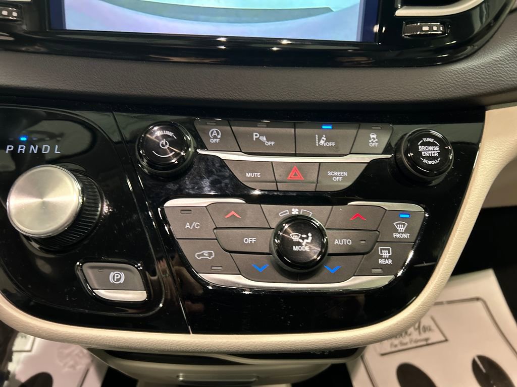 Used 2024 Chrysler Pacifica Touring-L FWD image 19