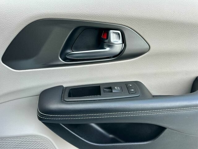 Used 2023 Chrysler Pacifica Touring-L FWD image 21