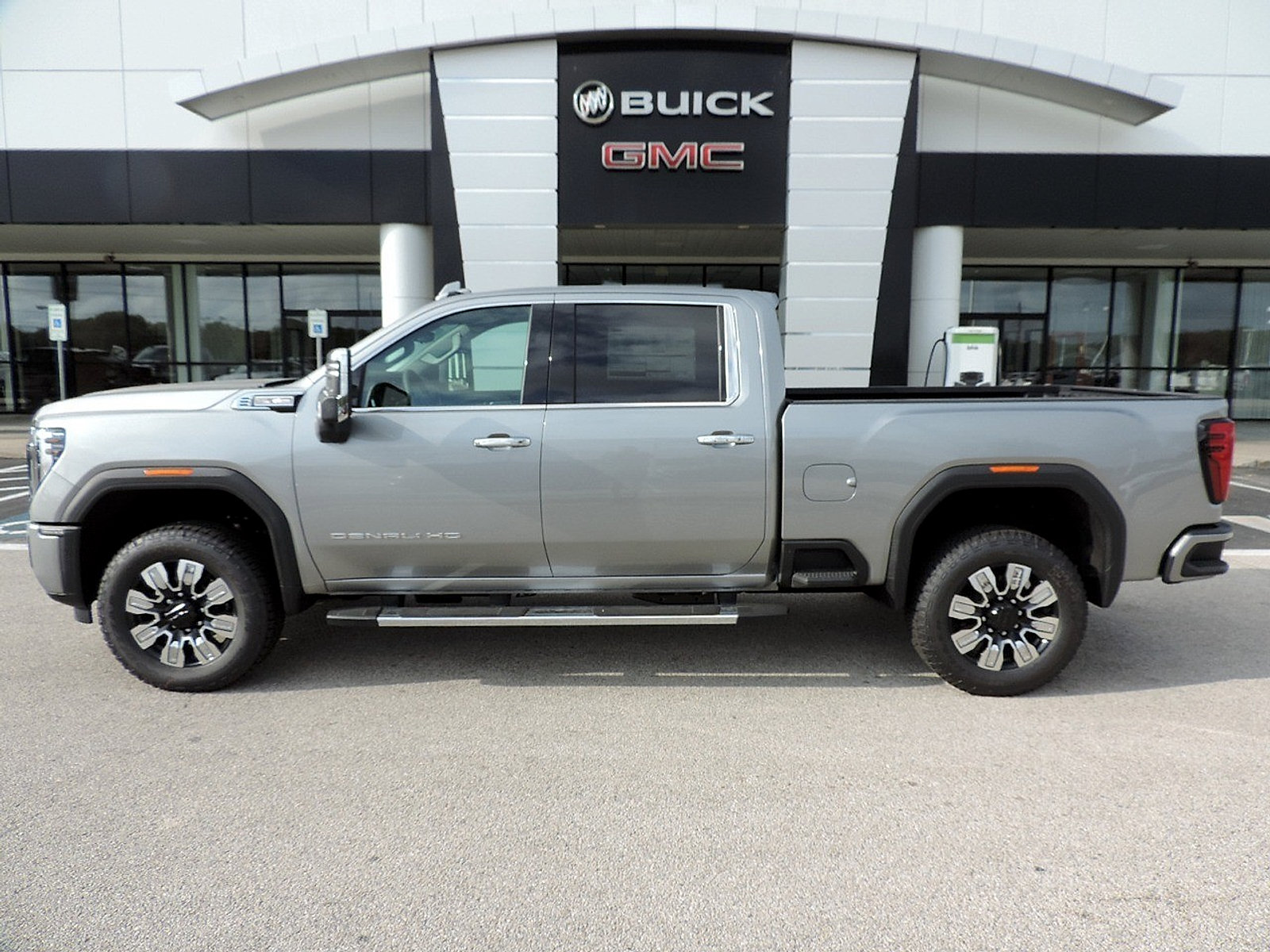 New 2026 GMC Sierra 2500 Denali w/ Denali Reserve Package AWD/4WD image 8