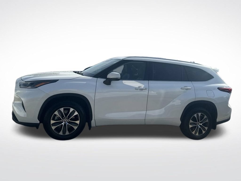Used 2021 Toyota Highlander XLE FWD image 2