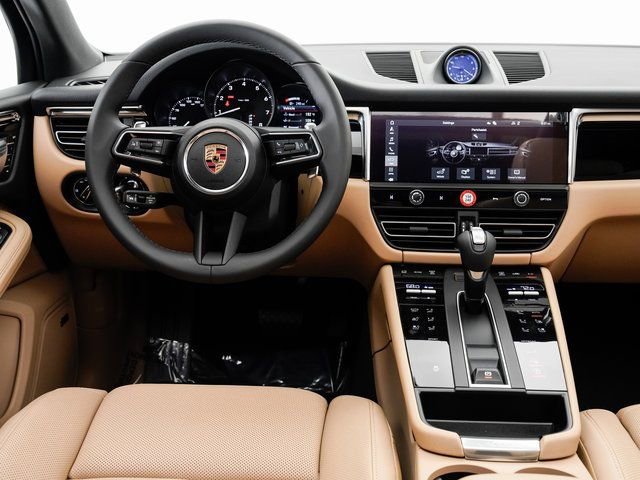 Certified 2025 Porsche Macan image 16