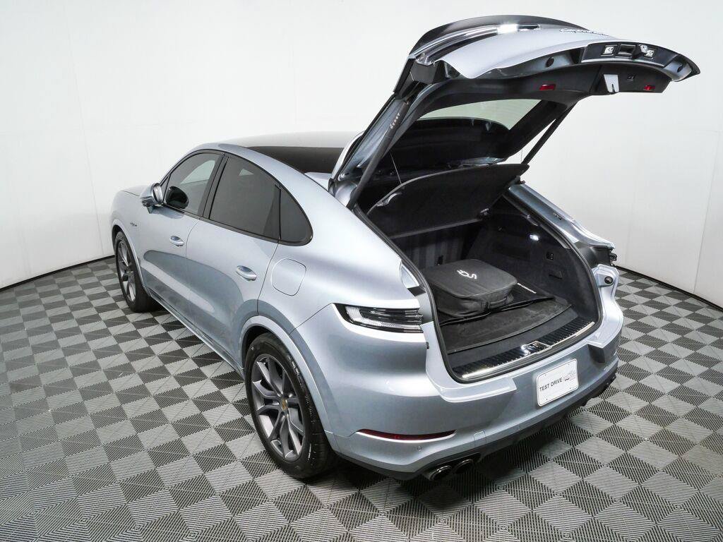 Certified 2024 Porsche Cayenne Turbo AWD/4WD image 33
