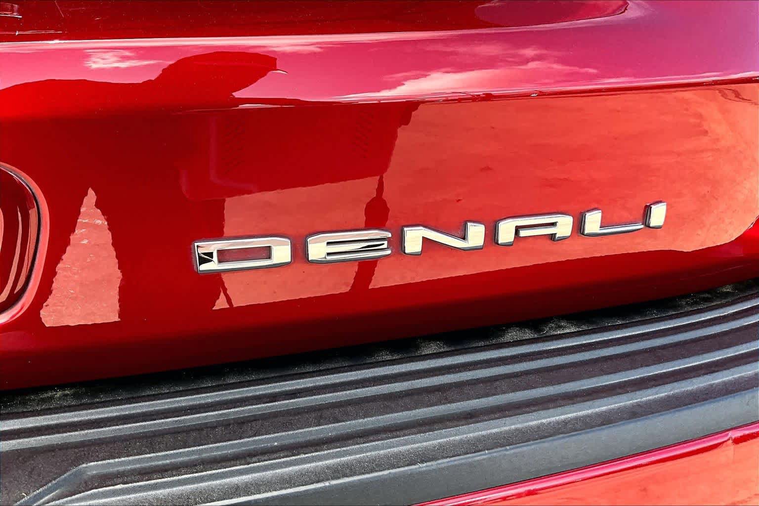Used 2022 GMC Yukon Denali w/ Denali Premium Package image 10