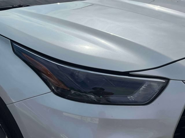 Used 2022 Toyota Highlander XLE AWD/4WD image 11