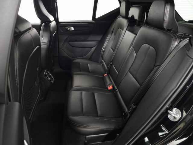 Certified 2025 Volvo XC40 B5 Core image 31