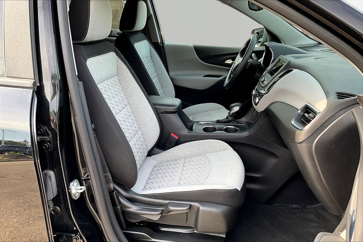 Used 2023 Chevrolet Equinox LS w/ LS Convenience Package FWD image 29