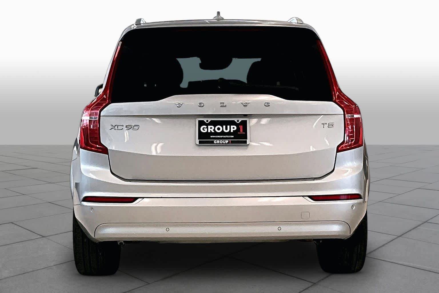 Used 2022 Volvo XC90 T5 Momentum w/ Climate Package FWD image 4