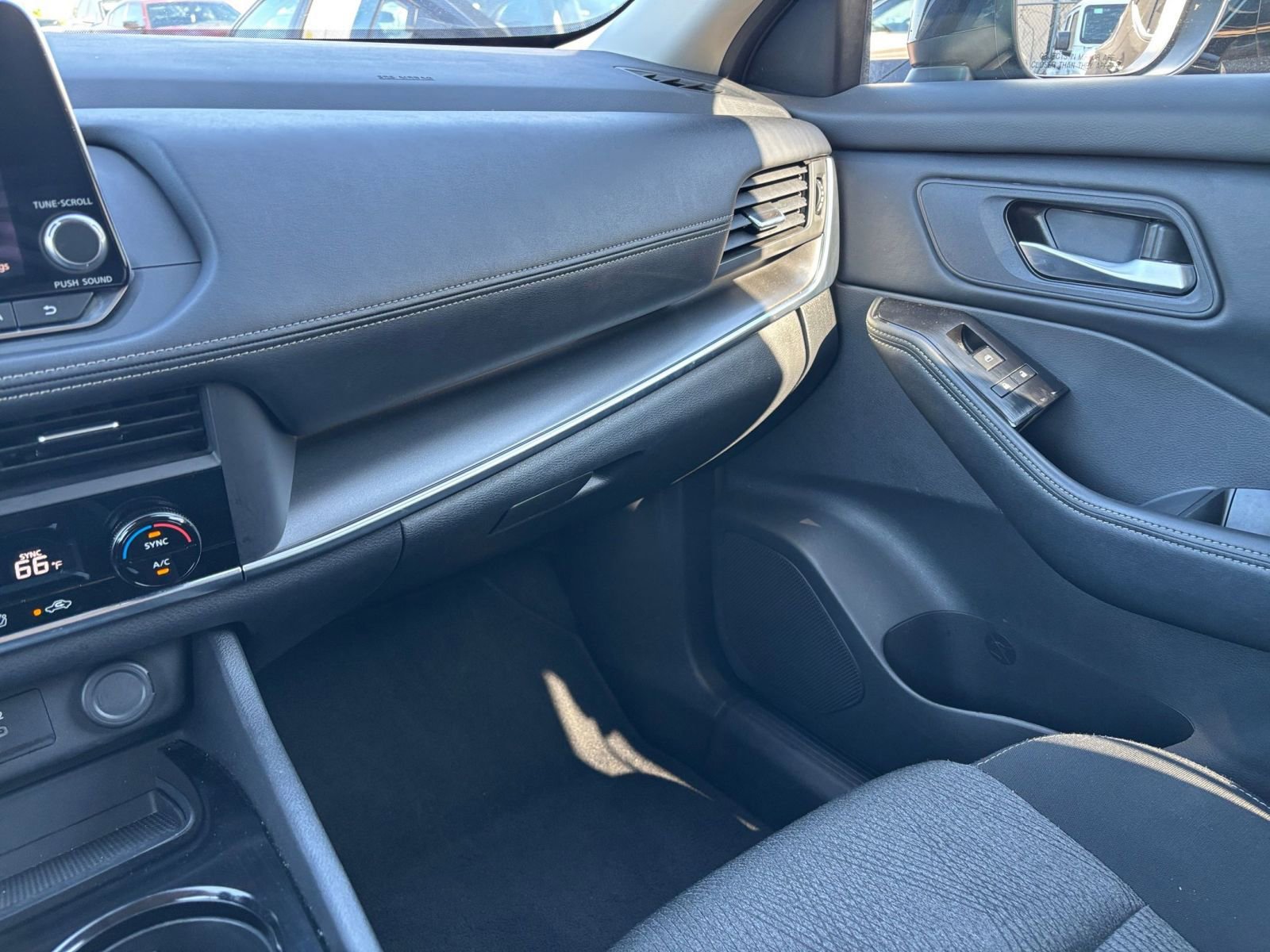 Used 2025 Nissan Rogue SV AWD/4WD image 37