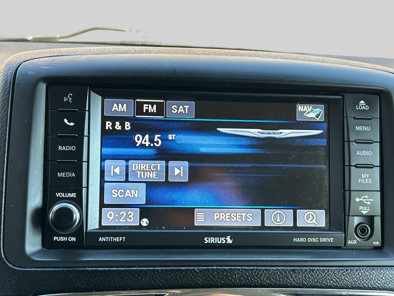 Used 2015 Chrysler Town & Country Touring FWD image 28
