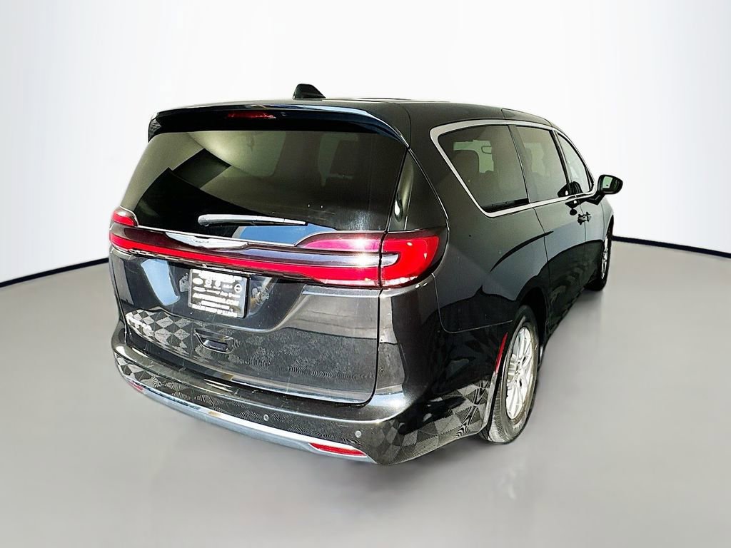 Used 2023 Chrysler Pacifica Touring-L image 7