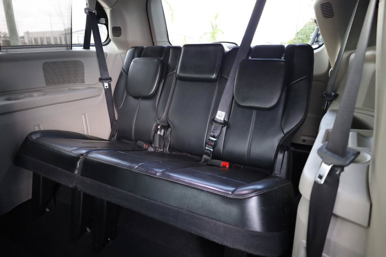 Used 2015 Chrysler Town & Country Limited Platinum FWD image 17
