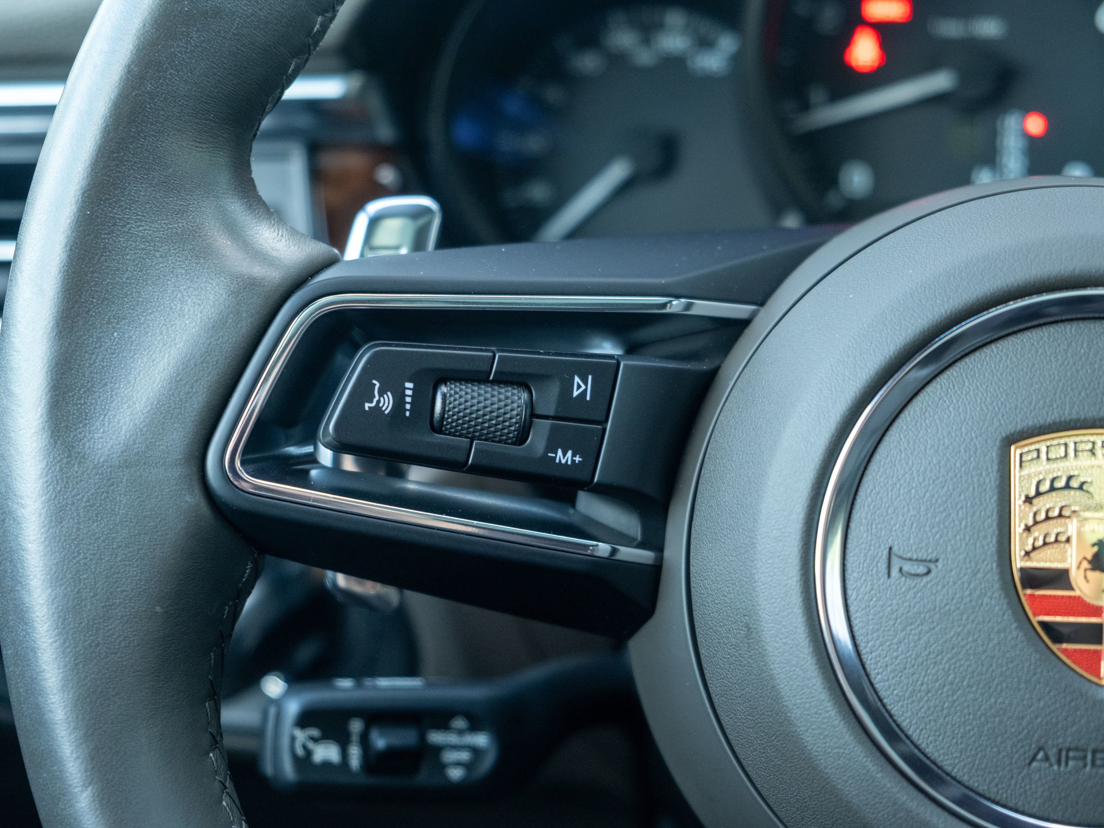 Certified 2023 Porsche Macan AWD/4WD image 22