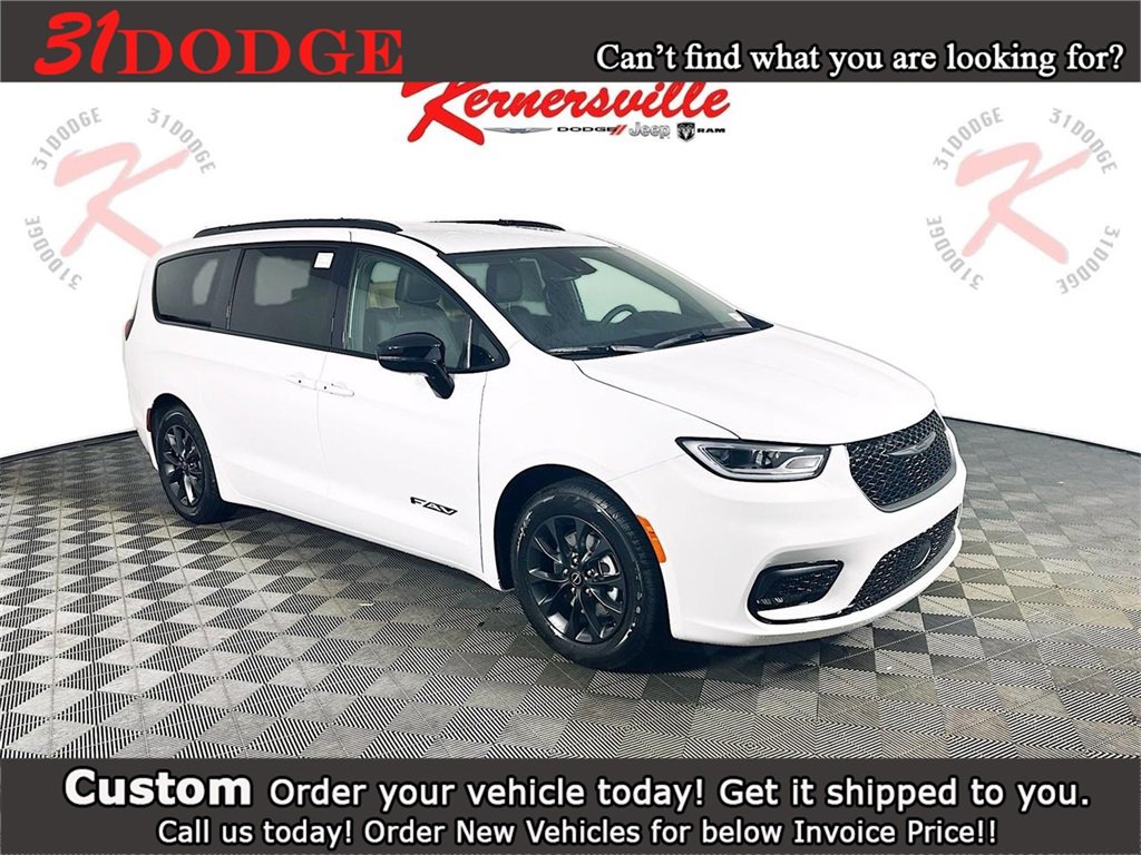 New 2025 Chrysler Pacifica Select w/ Uconnect Theater Family Group image 1