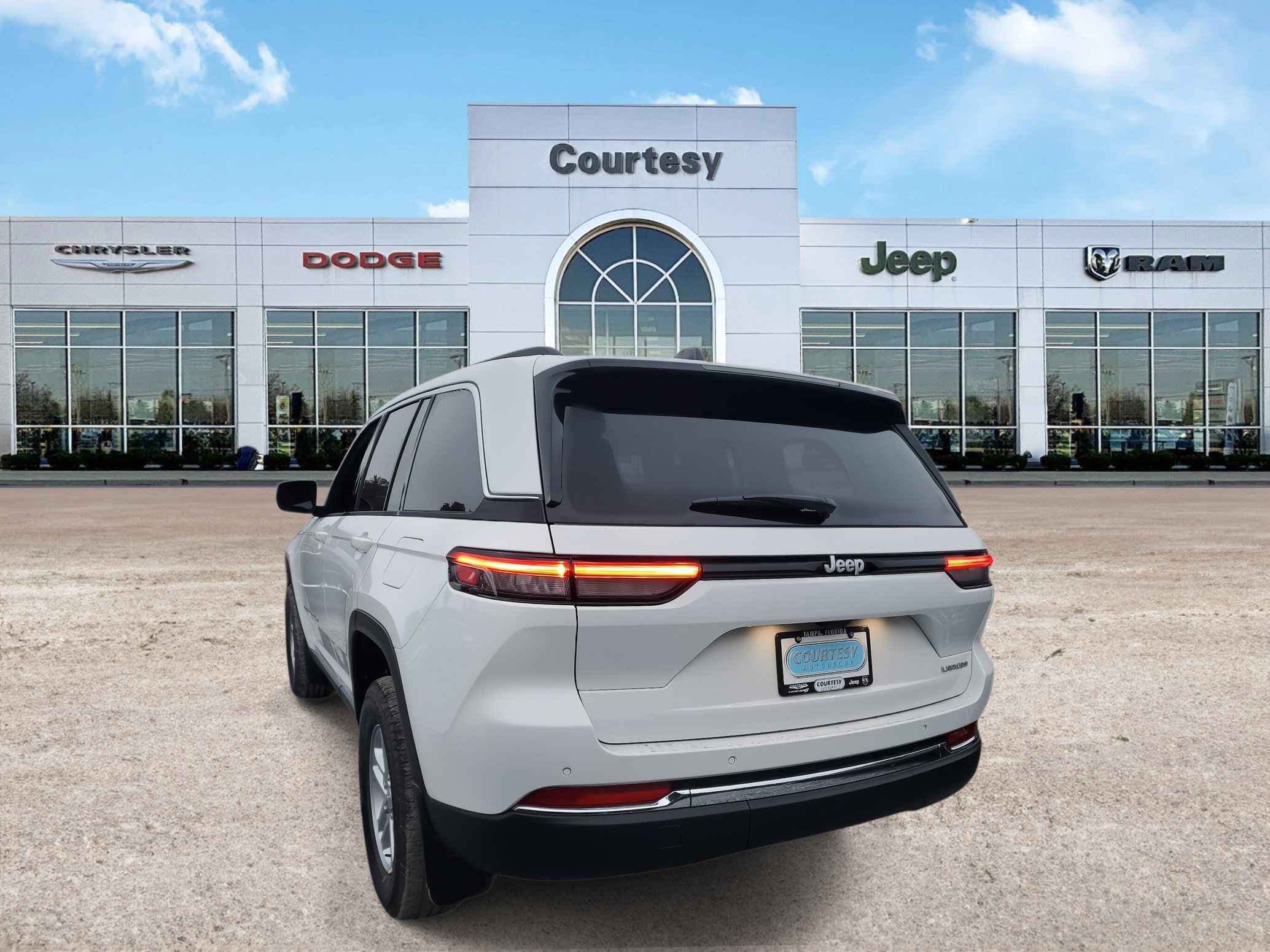 New 2025 Jeep Grand Cherokee Laredo image 3