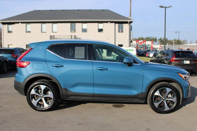 Used 2025 Volvo XC40 B5 Plus image 6
