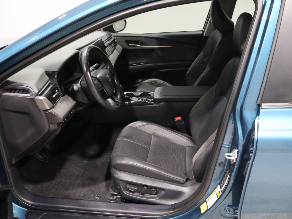 Used 2025 Toyota Camry XLE FWD image 9