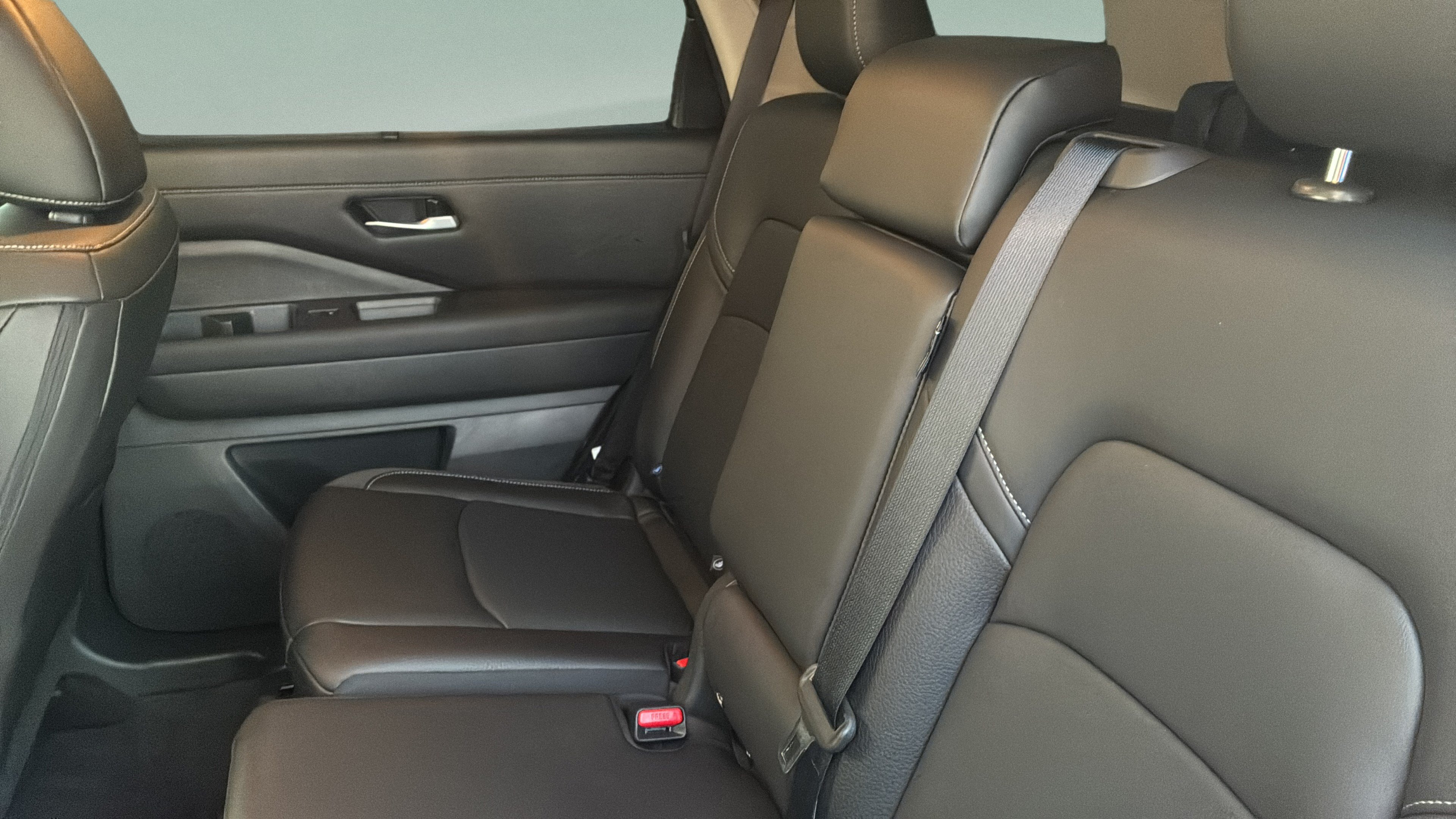 Used 2025 Nissan Pathfinder SL FWD image 25