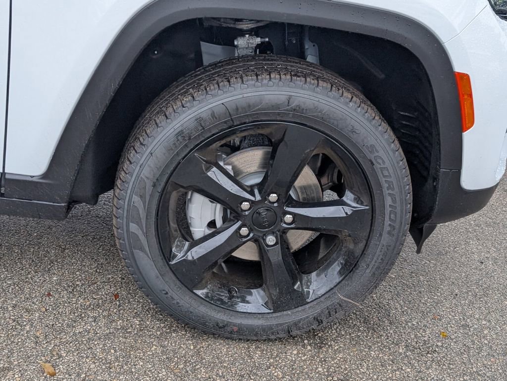 New 2025 Jeep Grand Cherokee Limited w/ Black Appearance Package image 9