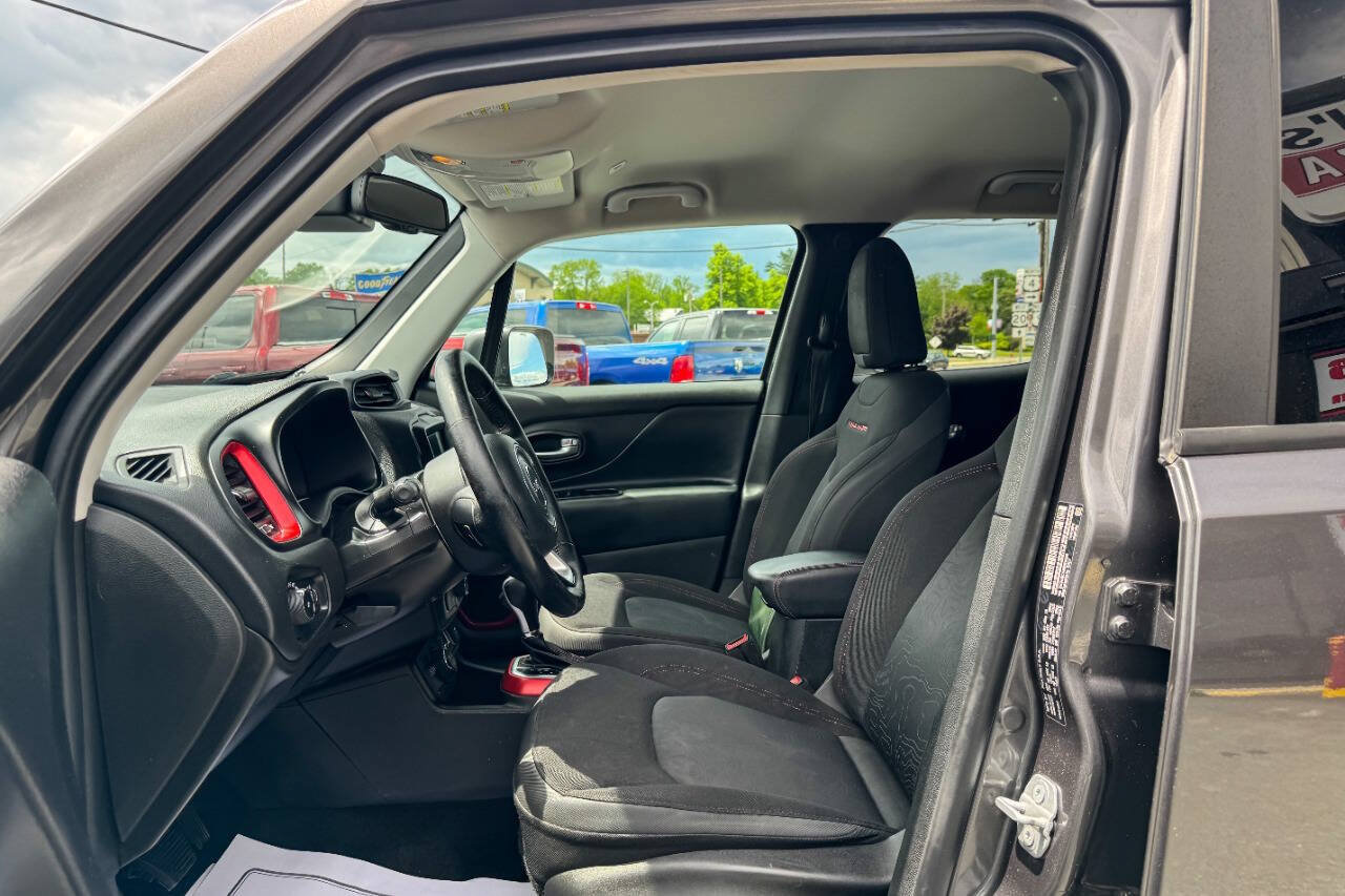 Used 2019 Jeep Renegade Trailhawk w/ UConnect 8.4 Nav Group AWD/4WD image 21