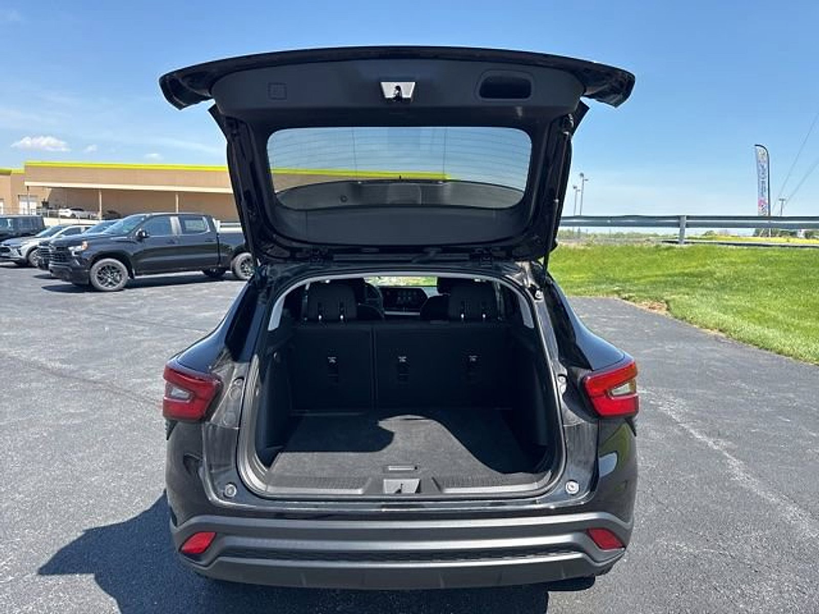 Used 2024 Chevrolet Trax LS w/ LS Convenience Package FWD image 8