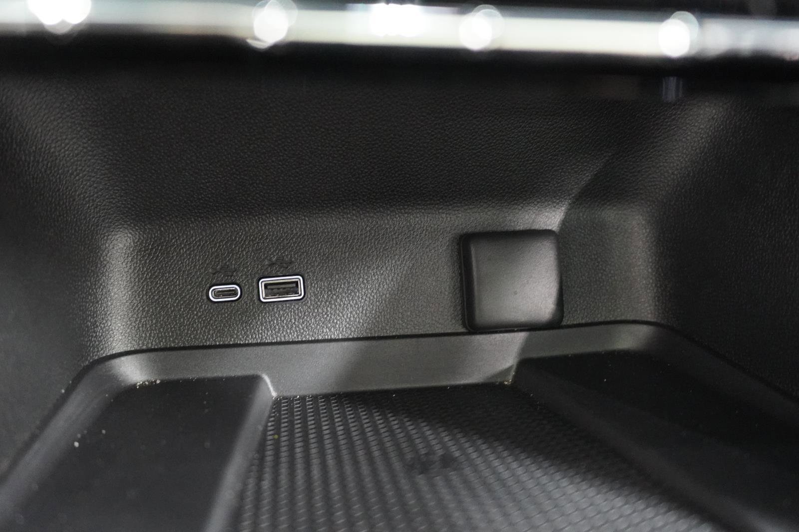 Used 2026 Chevrolet Traverse High Country w/ LPO, Floor Liner Package FWD image 38