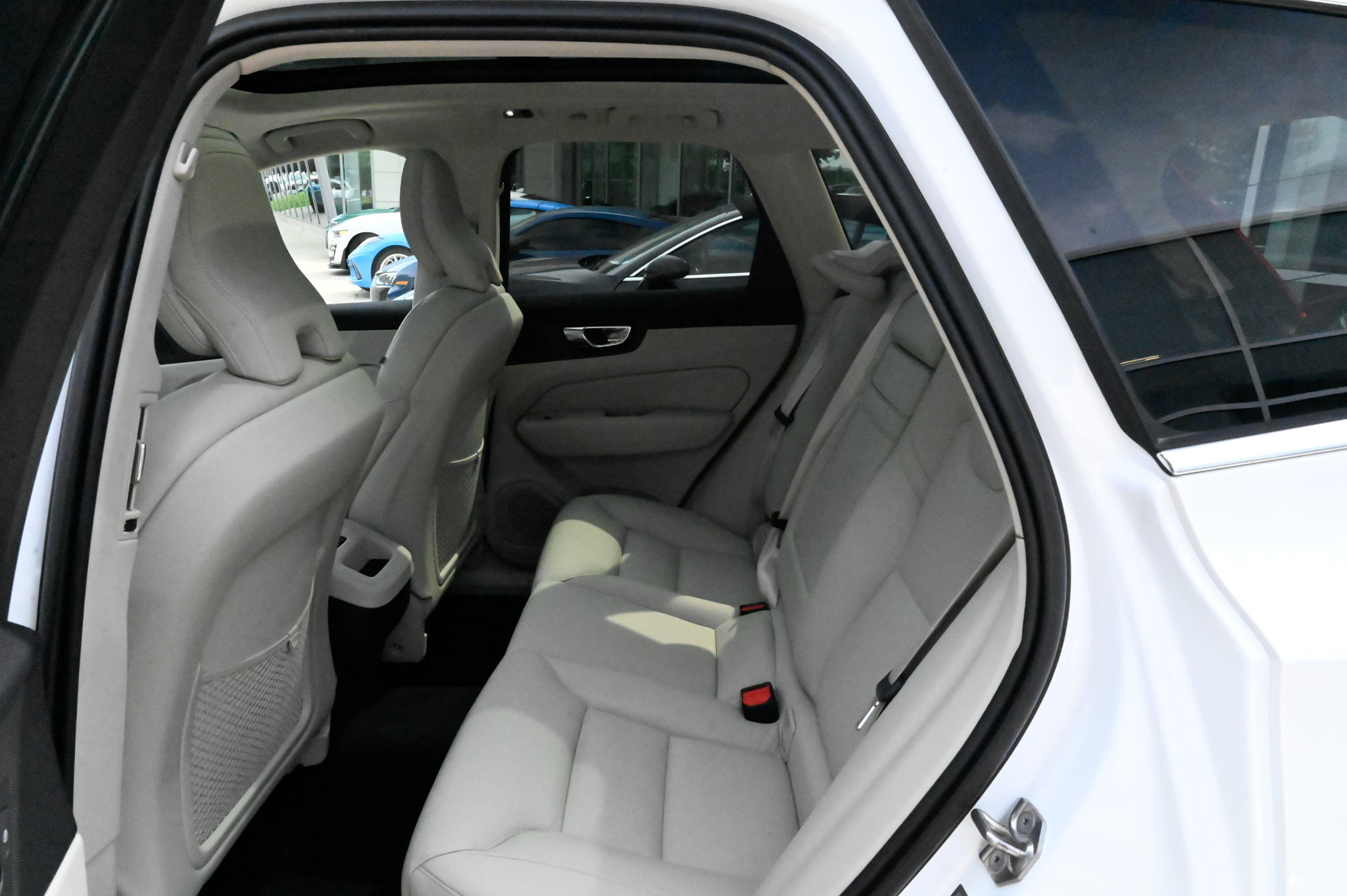 Used 2019 Volvo XC60 T5 Momentum w/ Multimedia Package AWD/4WD image 37