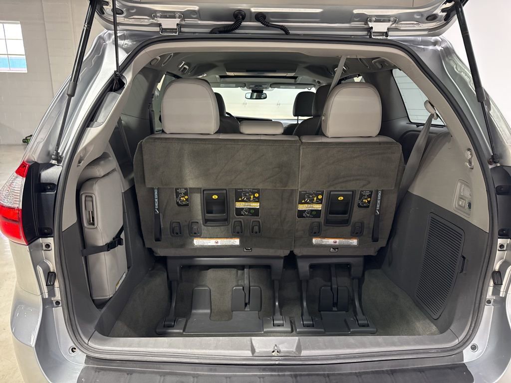 Used 2018 Toyota Sienna XLE Premium w/ Carpet Mat Package image 39