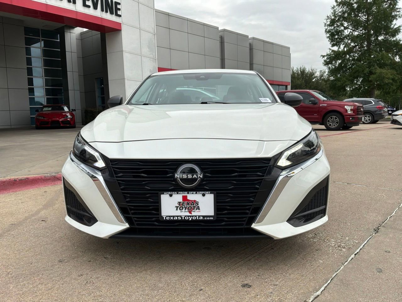 Used 2025 Nissan Altima 2.5 SV FWD image 3