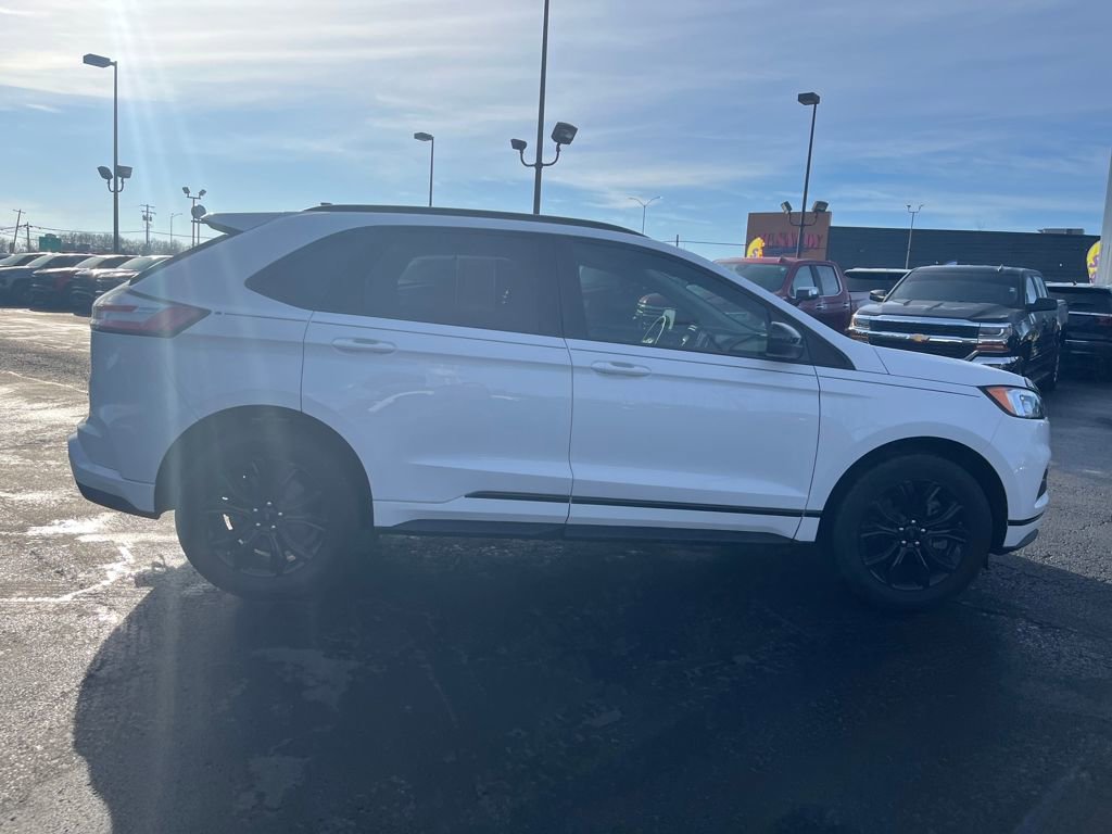 Used 2024 Ford Edge SE w/ Black Appearance Package image 6