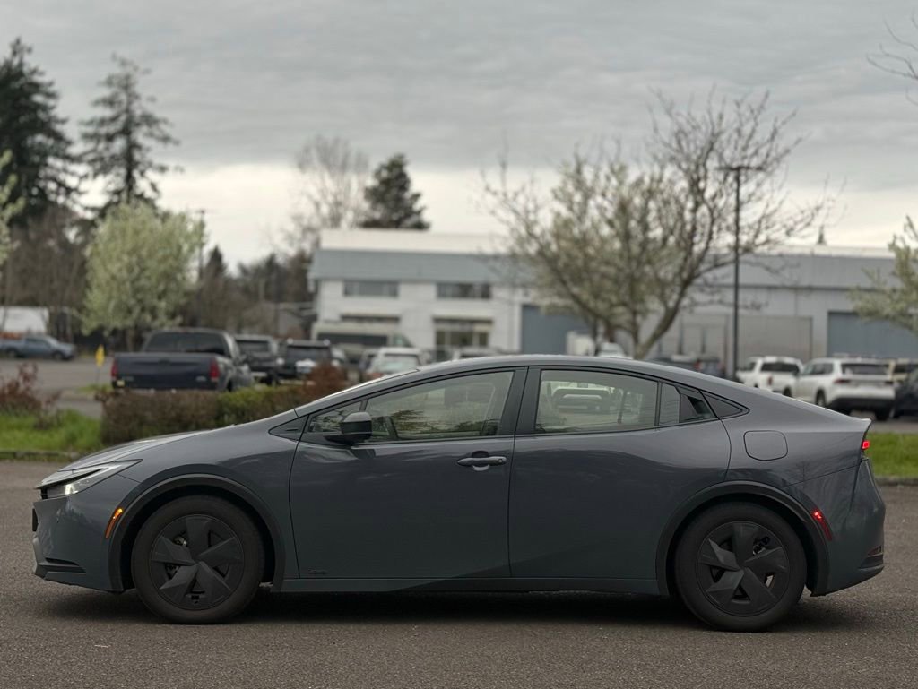 Used 2023 Toyota Prius LE image 2