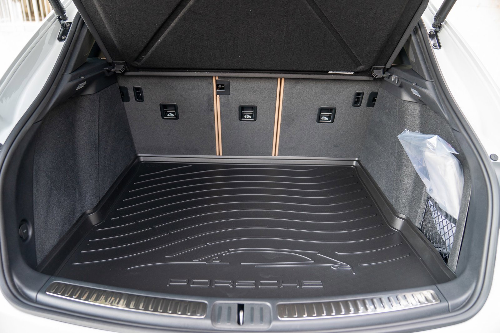 Certified 2025 Porsche Macan image 24