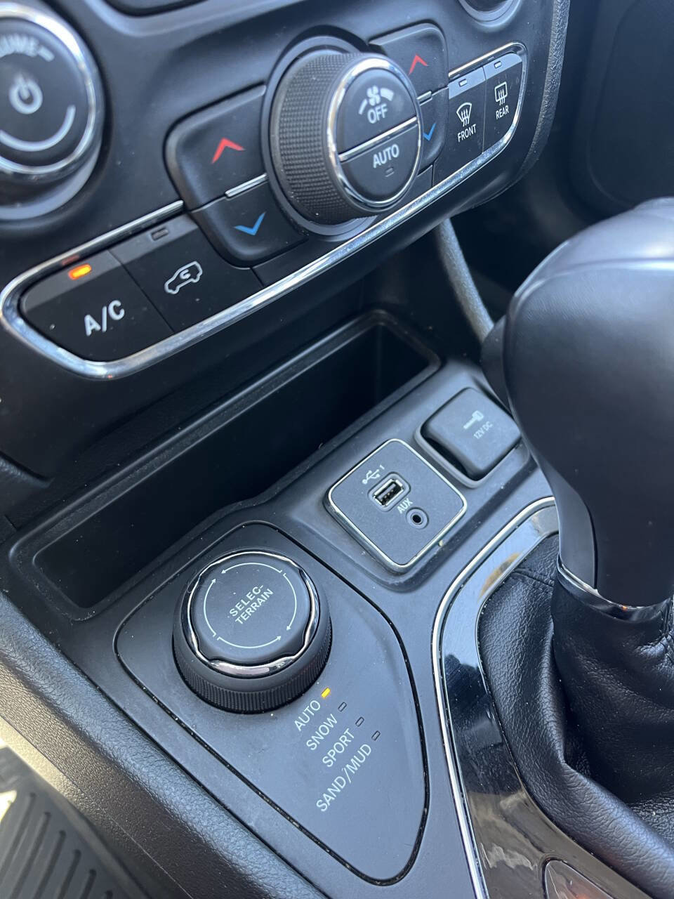 Used 2019 Jeep Cherokee Limited w/ Technology Group image 36