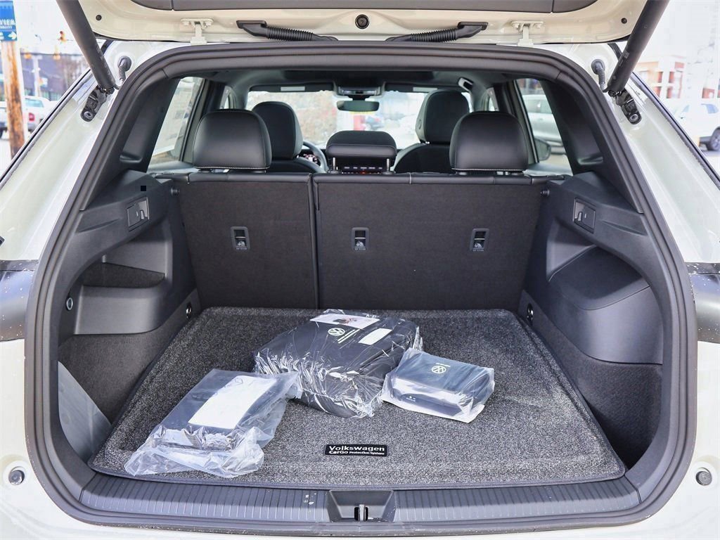 New 2026 Volkswagen Tiguan SE R-Line FWD image 10