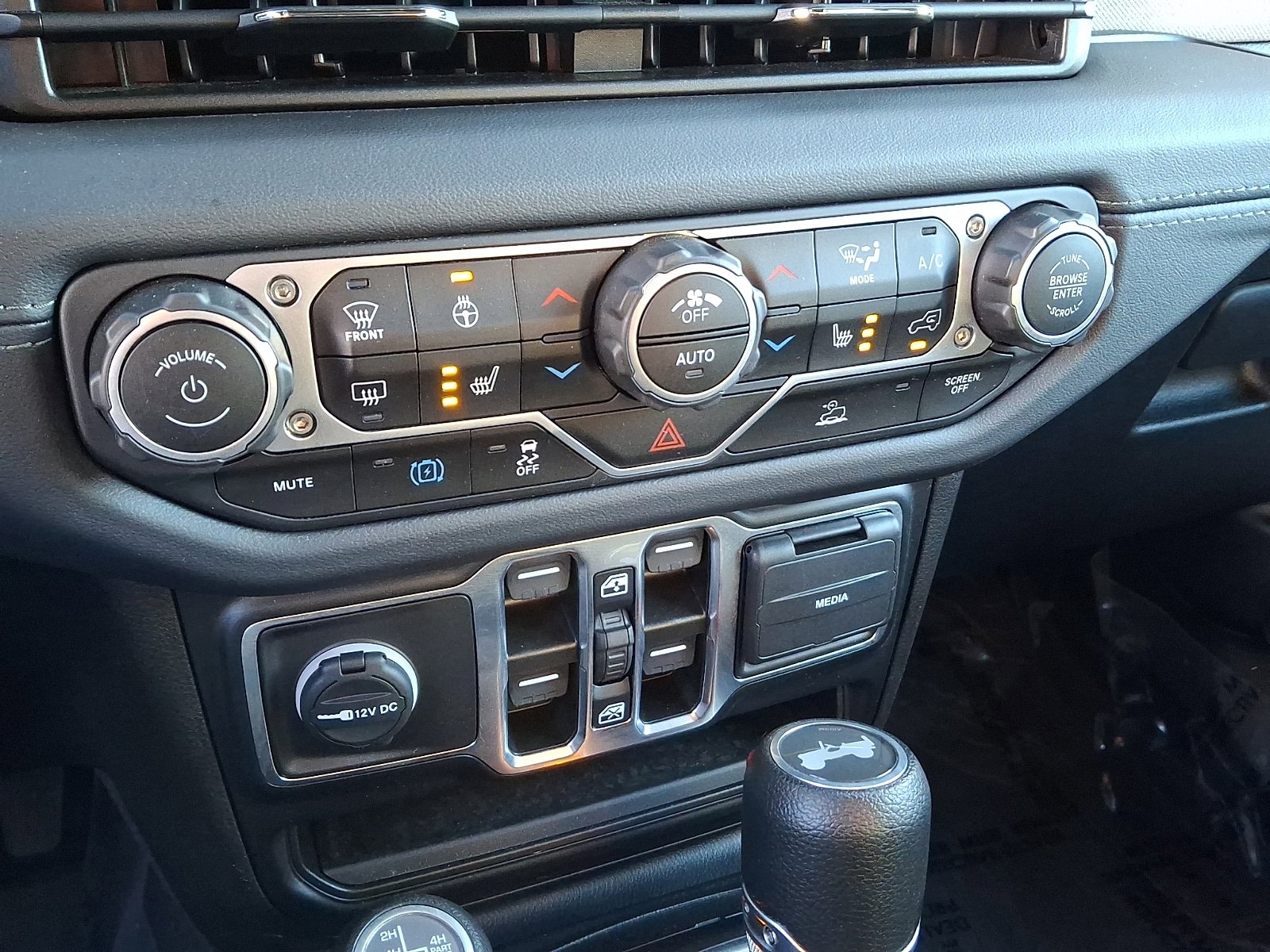 Used 2024 Jeep Wrangler Unlimited Sahara AWD/4WD image 15