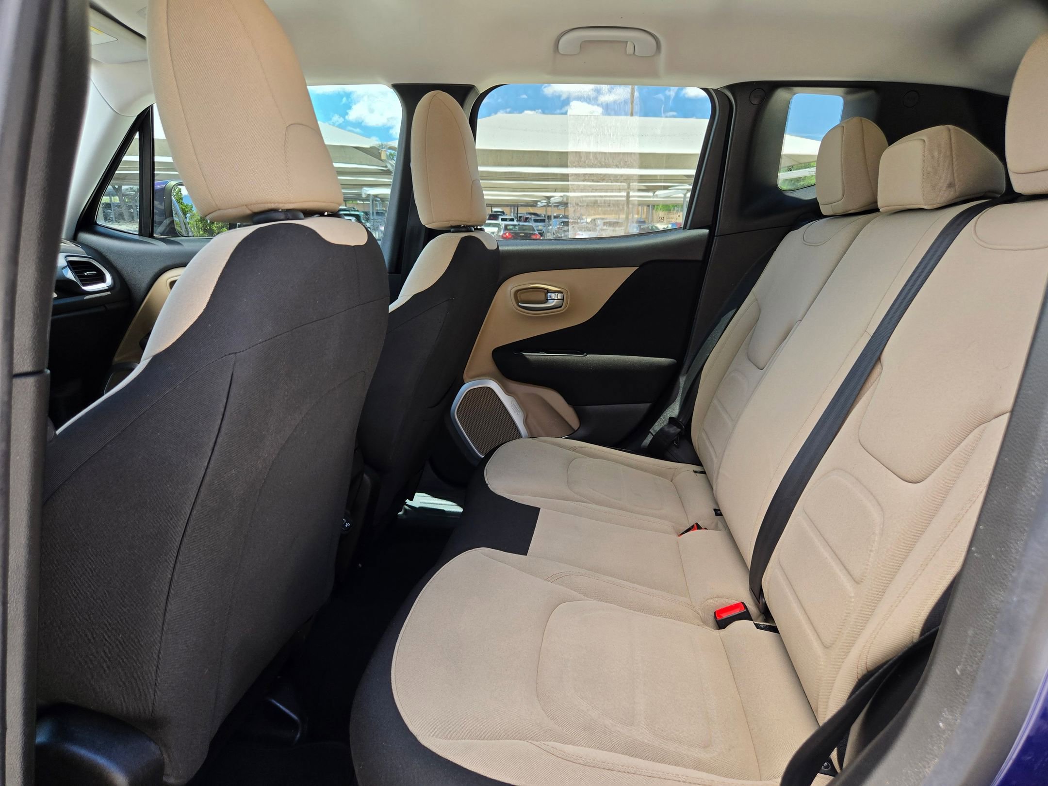 Used 2018 Jeep Renegade Latitude FWD image 14