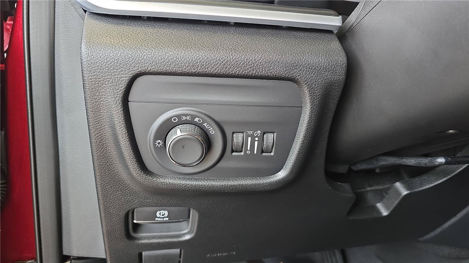 Used 2025 Jeep Grand Cherokee Laredo w/ Trailer Tow Package AWD/4WD image 25