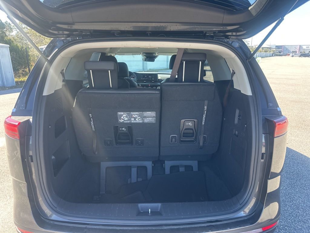 Used 2024 Kia Carnival LX image 11