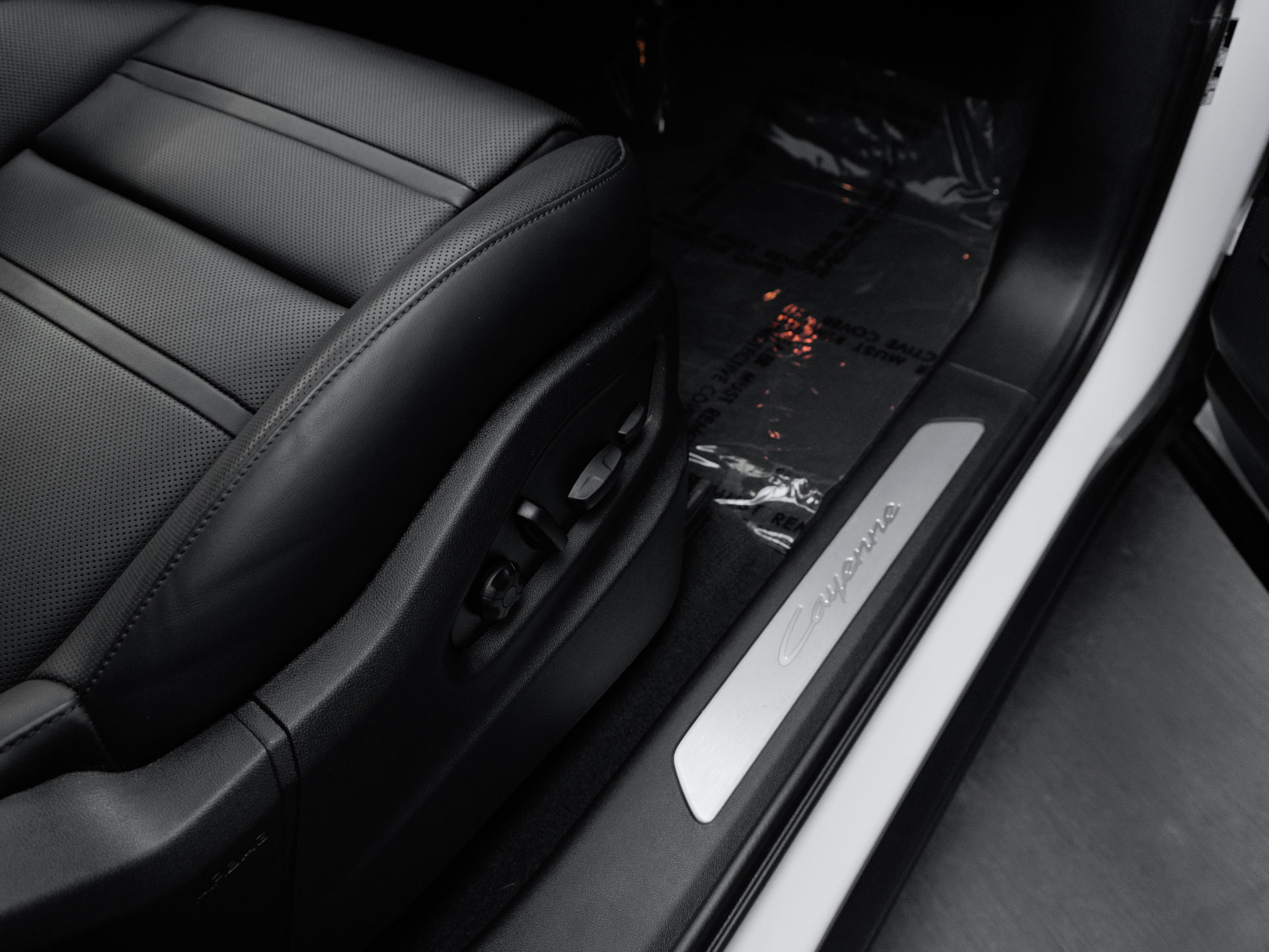 Certified 2025 Porsche Cayenne Coupe AWD/4WD image 40
