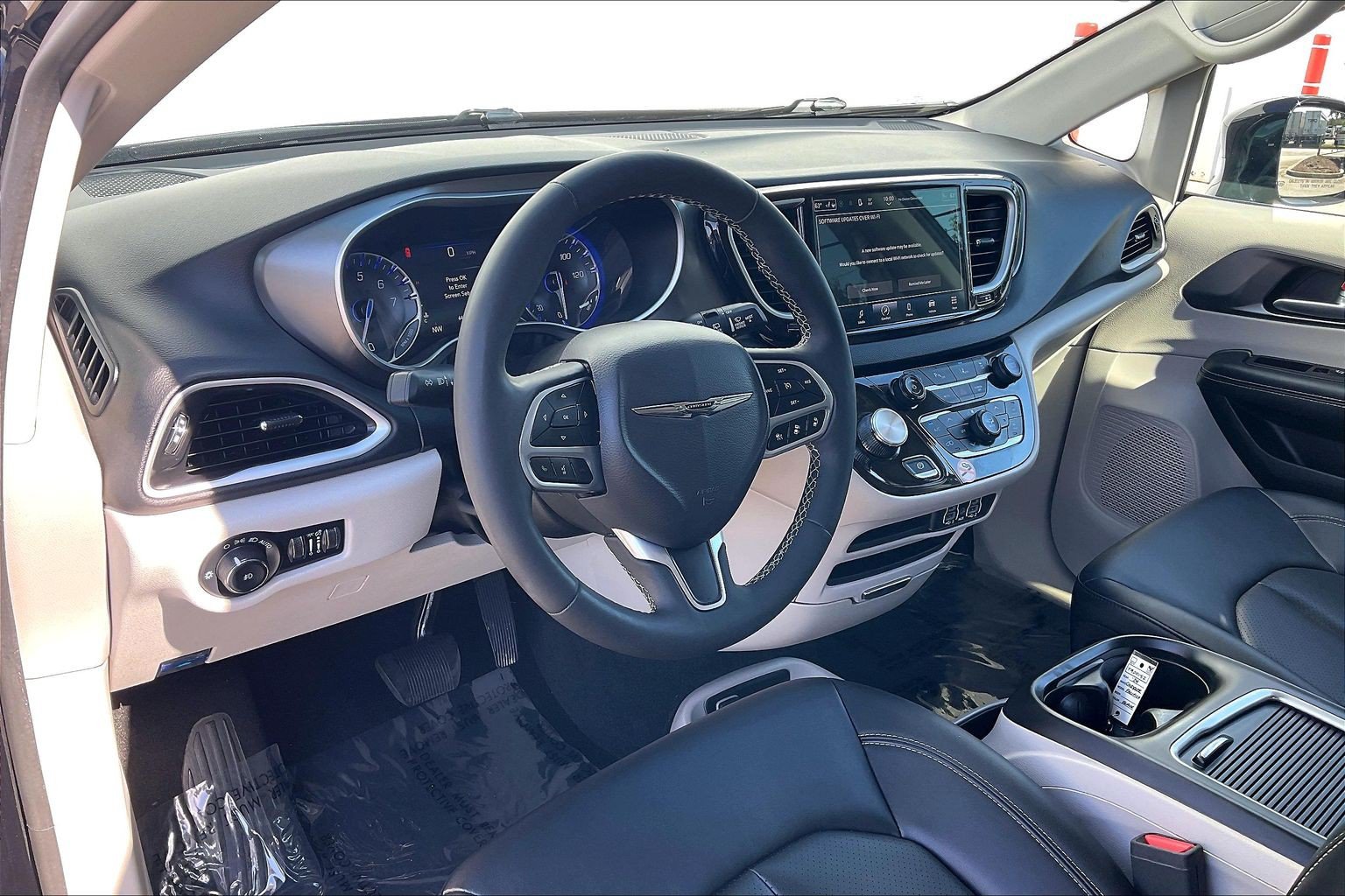 Used 2024 Chrysler Pacifica Touring-L FWD image 18