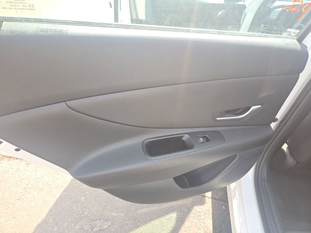 Used 2023 Hyundai Elantra SEL image 9