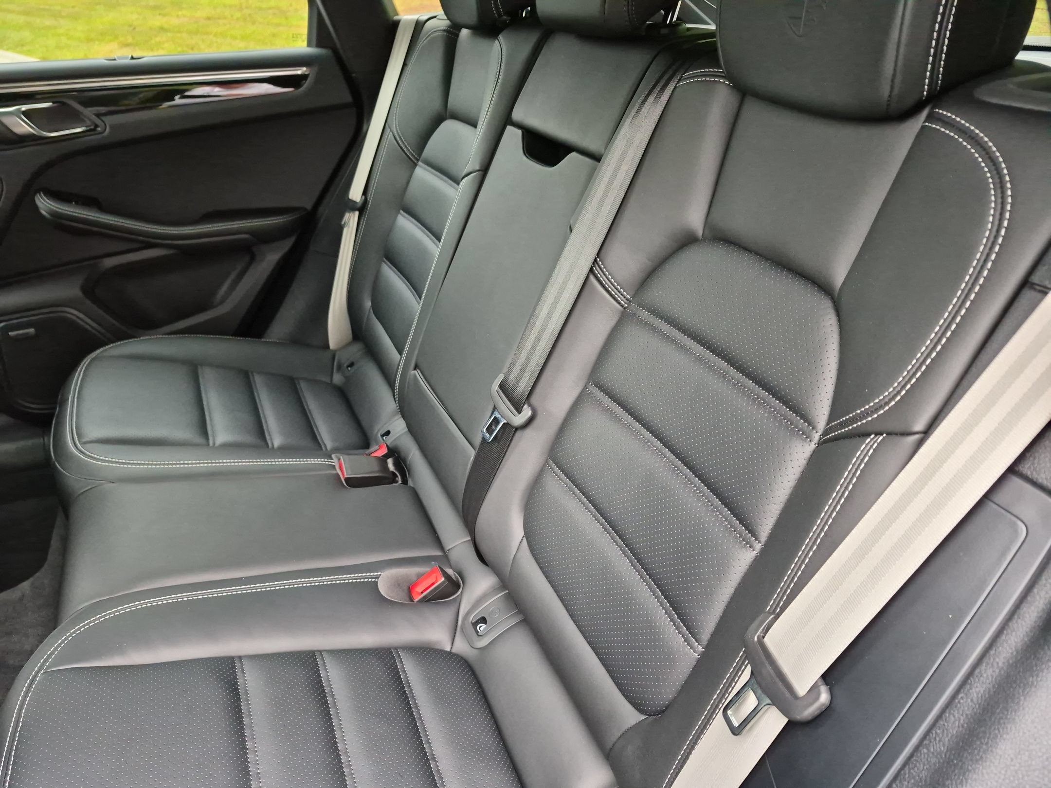 Certified 2025 Porsche Macan Turbo AWD/4WD image 17