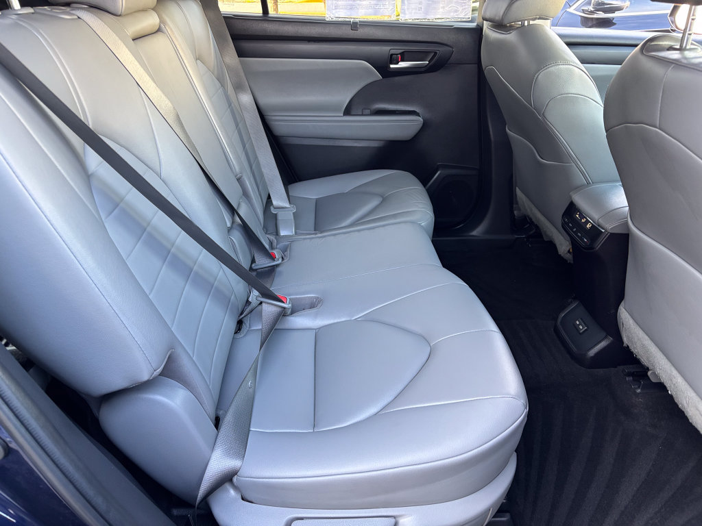 Used 2023 Toyota Highlander XLE AWD/4WD image 41