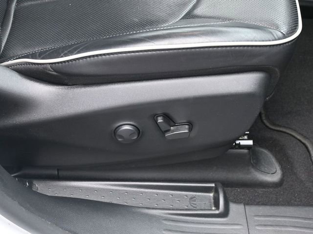 Used 2025 Chrysler Pacifica Limited image 36