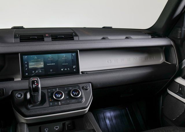 Used 2020 Land Rover Defender 110 SE image 17