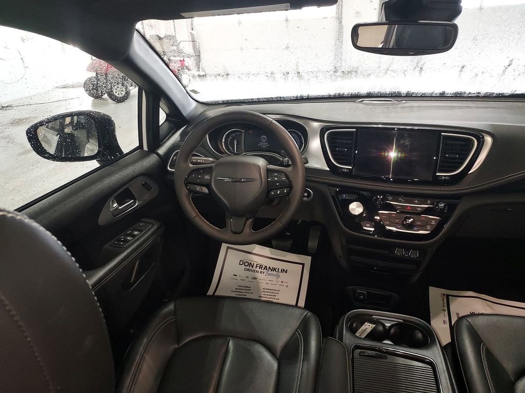 Used 2024 Chrysler Pacifica Select image 15