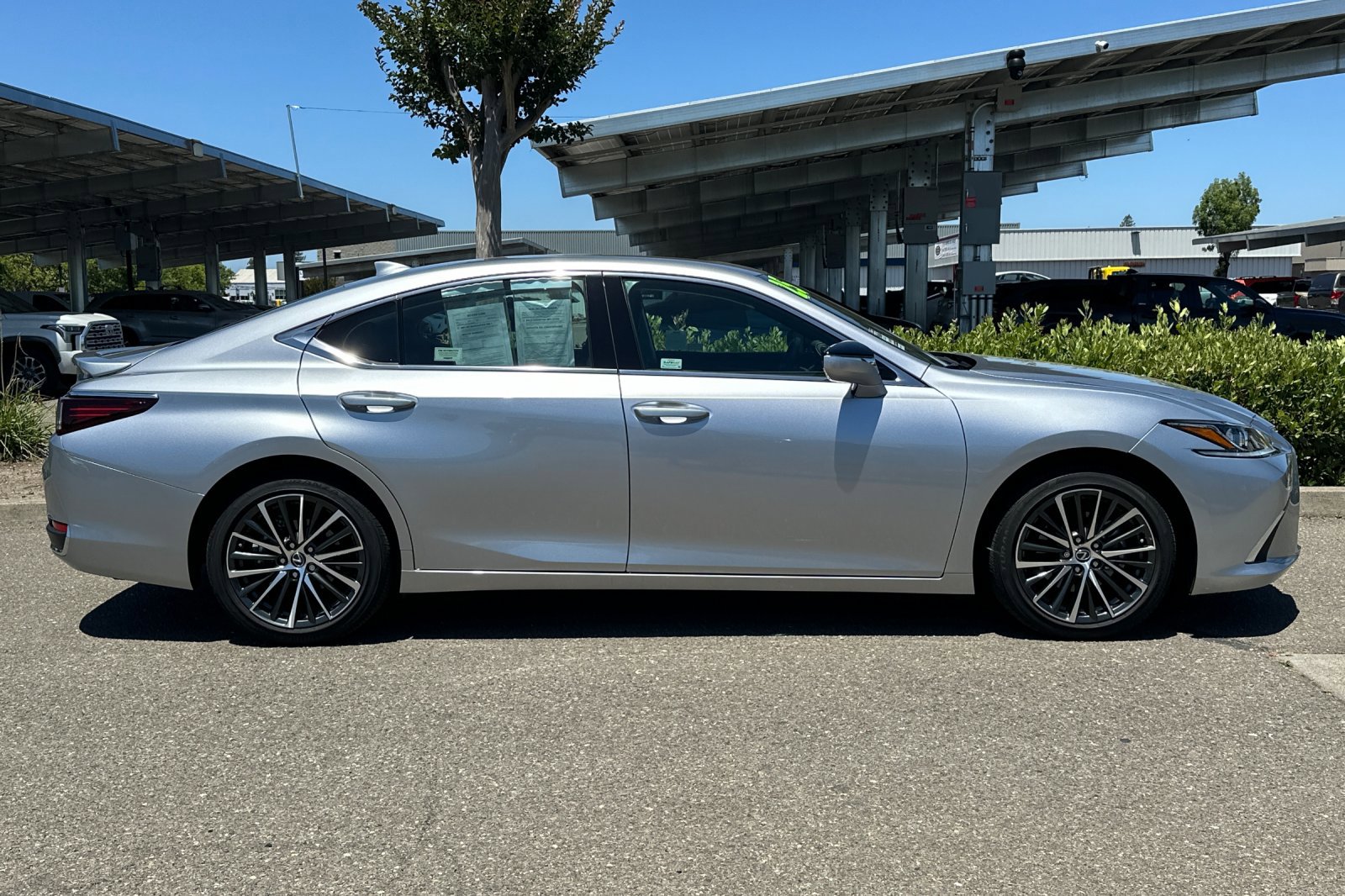 Used 2025 Lexus ES 300h w/ Premium Package FWD image 3