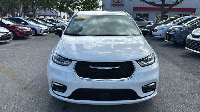 Used 2024 Chrysler Pacifica Touring-L image 2