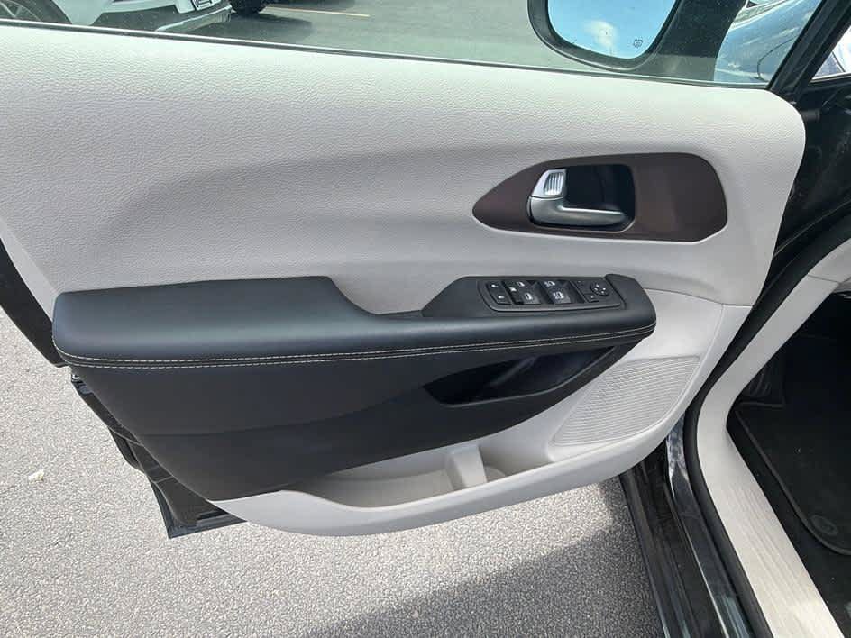 Used 2023 Chrysler Voyager LX FWD image 9