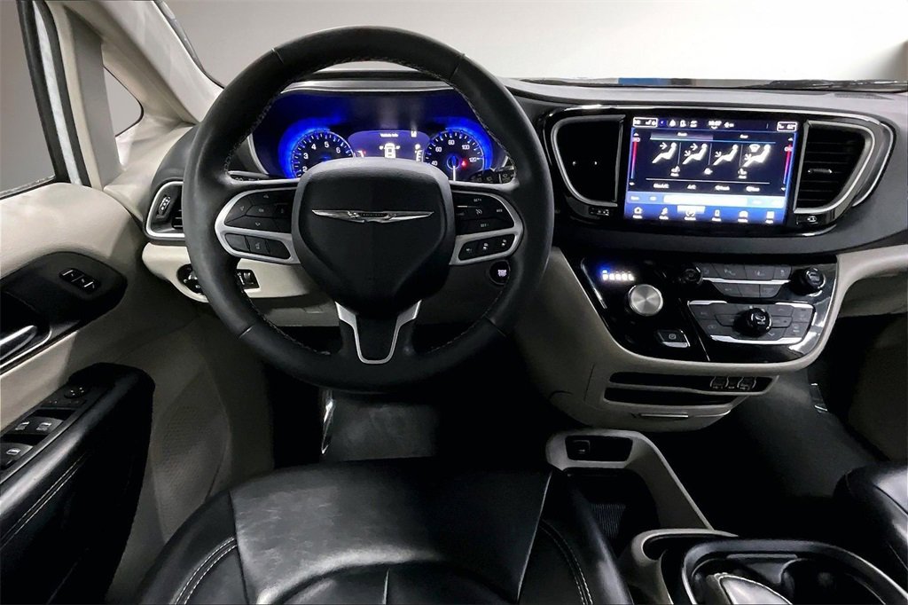 Used 2023 Chrysler Pacifica Touring-L image 9