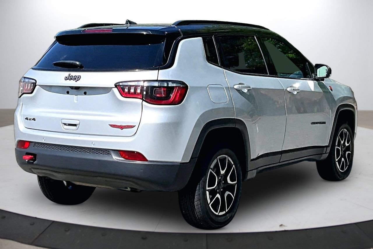 Used 2024 Jeep Compass Trailhawk AWD/4WD image 9